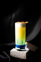 Cocktail - Blue Curacao, infundierter Rum mit Passionsfrucht, Apfelsirup, Ananassaft und Limettensaft foto