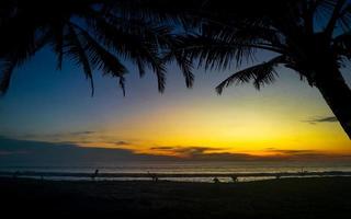 Strandsonnenunterganglandschaft mit Kokospalmen foto