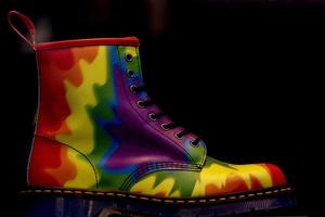 Peace-Regenbogen-Flah-Stiefel isoliert auf Schwarz foto