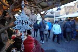 trento, italien - 9. dezember 2017 - leute am traditionellen weihnachtsmarkt foto