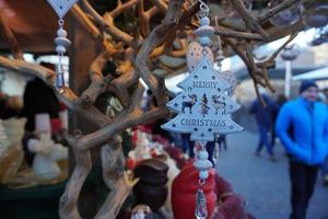 trento, italien - 9. dezember 2017 - leute am traditionellen weihnachtsmarkt foto