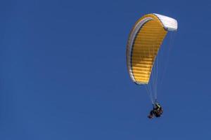 Paragliding-Drachenflieger am blauen Himmel foto