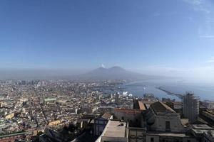 neapel, italien - 30. januar 2020 - stadt und hafen und vulkan castel saint elmo view foto