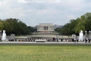 washington dc, usa - 27. april 2019 - viele touristen am zweiten weltkriegsdenkmal foto