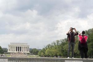 washington dc, usa - 27. april 2019 - viele touristen am zweiten weltkriegsdenkmal foto