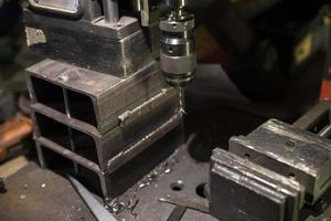 Metallbehandlung. Schneiden von Stahl. Arbeit in der Werkstatt. foto