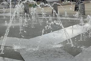 Brunnen in der Stadt. Stadtbrunnen auf dem Platz. Spritzwasser. foto
