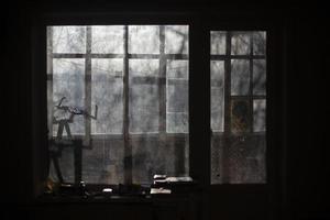 Fenster am Morgen. Innendetails. Blick auf das Fenster im Dunkeln. foto