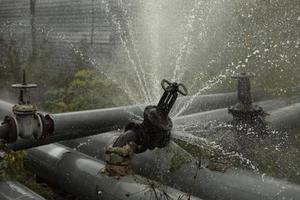 Rohrunfall. Wasserdurchbruch. Warmwasserfluss. Beschädigung der Rohrleitung. foto