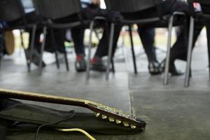 Gitarre auf der Bühne. Musikinstrument bei der Aufführung. Gitarrenhals und Koffer. foto