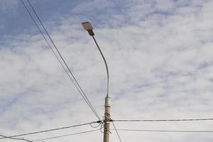 Straßenlaterne tagsüber. Stange mit Lampe. städtischer Strom. foto