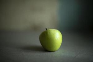 grüner Apfel auf dem Tisch. gesundes Essen. foto