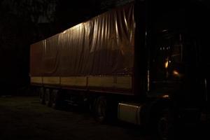 LKW nachts. LKW auf Parkplatz über Nacht. Körper des Transports. foto