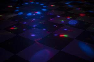 Farbmusik in der Disco. Tanzfläche im Club. Innenraum des Zimmers mit Beleuchtung. foto