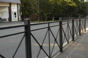 Zaun durch die Straße. Zaun in der Stadt. Schutz vor Autos. foto