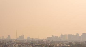 stadtbild urban skyline im nebel oder smog. breites und hohes bild der stadt bangkok im weichen licht foto