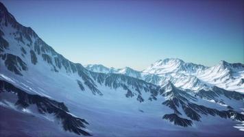 schneebedeckte schöne Berggipfel foto