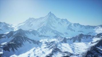 Luftaufnahme vom Flugzeug der blauen schneebedeckten kanadischen Berglandschaft foto