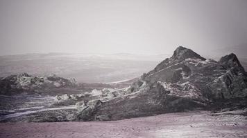 dramatische dunkle Wüstensteppe des Winters auf einem Hochlandbergplateau foto