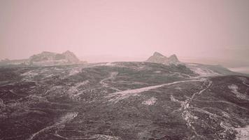 dramatische dunkle Wüstensteppe des Winters auf einem Hochlandbergplateau foto