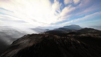 Alpenketten in den Morgennebel gehüllt foto