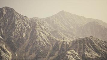 Blick auf die afghanischen Berge im Nebel foto