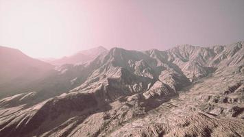 Blick auf die afghanischen Berge im Nebel foto