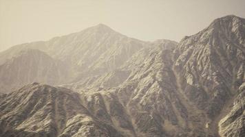 Blick auf die afghanischen Berge im Nebel foto