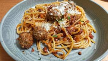 Nahaufnahme von Spaghetti und Fleischbällchen, die auf dem Teller serviert werden. foto