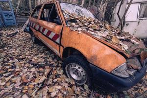 alte verlassene autos, die irgendwo in belgien im wald abgeladen wurden. foto