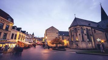 schöne weihnachtslichter in der stadt valkenburg, limburg in den niederlanden. 29. November 2022. foto