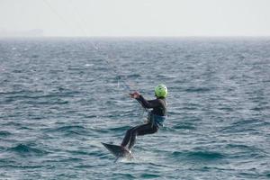 Windsurfen, Kitesurfen, Wasser- und Windsport mit Segeln oder Drachen foto