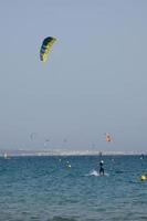 Windsurfen, Kitesurfen, Wasser- und Windsport mit Segeln oder Drachen foto