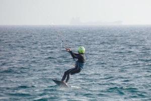 Windsurfen, Kitesurfen, Wasser- und Windsport mit Segeln oder Drachen foto