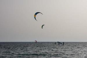 Windsurfen, Kitesurfen, Wasser- und Windsport mit Segeln oder Drachen foto