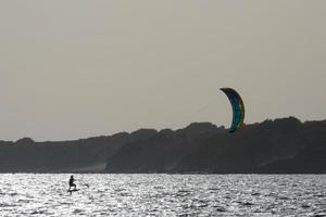 Windsurfen, Kitesurfen, Wasser- und Windsport mit Segeln oder Drachen foto