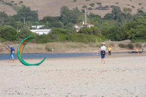 Windsurfen, Kitesurfen, Wasser- und Windsport mit Segeln oder Drachen foto