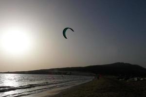 Windsurfen, Kitesurfen, Wasser- und Windsport mit Segeln oder Drachen foto