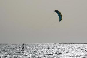 Windsurfen, Kitesurfen, Wasser- und Windsport mit Segeln oder Drachen foto