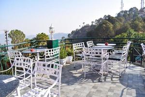 am frühen morgen blick auf das moderne dachrestaurant in kasauli, himachal pradesh in indien, blick auf die berghügel vom open-air-restaurant in kasauli, kasauli dachrestaurant foto