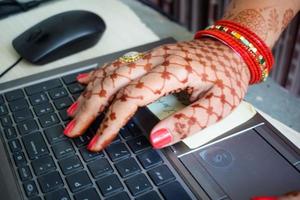 schöne frau, die sich als indische tradition mit henna-mehndi-design an beiden händen verkleidet hat, um das große fest von karwa chauth zu feiern, karwa chauth-feiern der indischen frau für ihren ehemann foto