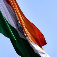 Indien-Flagge, die hoch am Connaught-Platz mit Stolz auf den blauen Himmel fliegt, Indien-Flagge flattert, indische Flagge am Unabhängigkeitstag und Tag der Republik Indien, Schuss nach oben geneigt, indische Flagge schwenkend, Har Ghar Tiranga foto