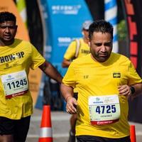 neu delhi, indien - 16. oktober 2022 - vedanta delhi halbmarathonrennen nach covid, bei dem die marathonteilnehmer kurz vor dem überqueren der ziellinie stehen, delhi halbmarathon 2022 foto