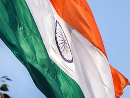 Indien-Flagge, die hoch am Connaught-Platz mit Stolz auf den blauen Himmel fliegt, Indien-Flagge flattert, indische Flagge am Unabhängigkeitstag und Tag der Republik Indien, Schuss nach oben geneigt, indische Flagge schwenkend, Har Ghar Tiranga foto