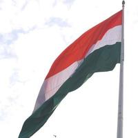 Indien-Flagge, die hoch am Connaught-Platz mit Stolz auf den blauen Himmel fliegt, Indien-Flagge flattert, indische Flagge am Unabhängigkeitstag und Tag der Republik Indien, Schuss nach oben geneigt, indische Flagge schwenkend, Har Ghar Tiranga foto