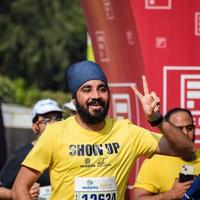 neu delhi, indien - 16. oktober 2022 - vedanta delhi halbmarathonrennen nach covid, bei dem die marathonteilnehmer kurz vor dem überqueren der ziellinie stehen, delhi halbmarathon 2022 foto