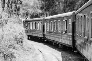 shimla, himachal pradesh, indien - 14. mai 2022 - spielzeugeisenbahn kalka-shimla route, weiter mit der eisenbahn zum hügel, spielzeugeisenbahn von kalka nach shimla in indien inmitten grüner naturwälder foto