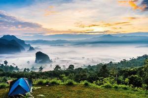 landschaft der berge nebel und zelt phu lanka nationalpark phayao provinz nördlich von thailand foto