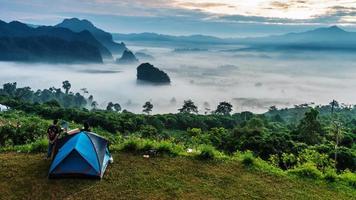 landschaft der berge nebel und zelt phu lanka nationalpark phayao provinz nördlich von thailand foto