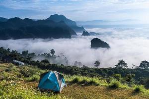 landschaft der berge nebel phu lanka nationalpark phayao provinz nördlich von thailand foto